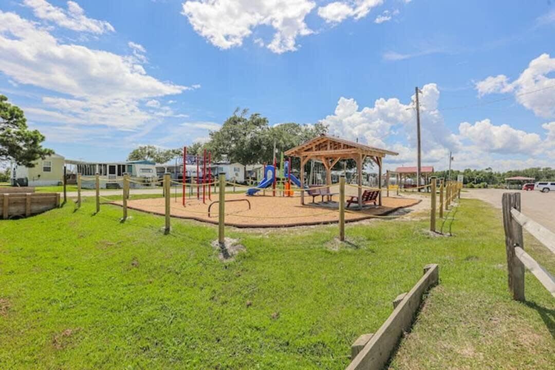 Surf City 2Br Park Home With Waterfront View And Parking Zewnętrze zdjęcie